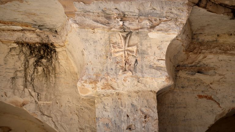 Znamení kříže vyleptaného v kamenném sloupci v byzantském podzemním hrobkovém komplexu nalezeném v Maarat al-Numa v Sýrii. Pic: Ap