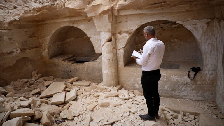 Hassan Ismail z muzea Idlib si dělá poznámky v byzantském podzemním hrobce nalezeném v Maarat al-Numan v Sýrii. Pic: Ap