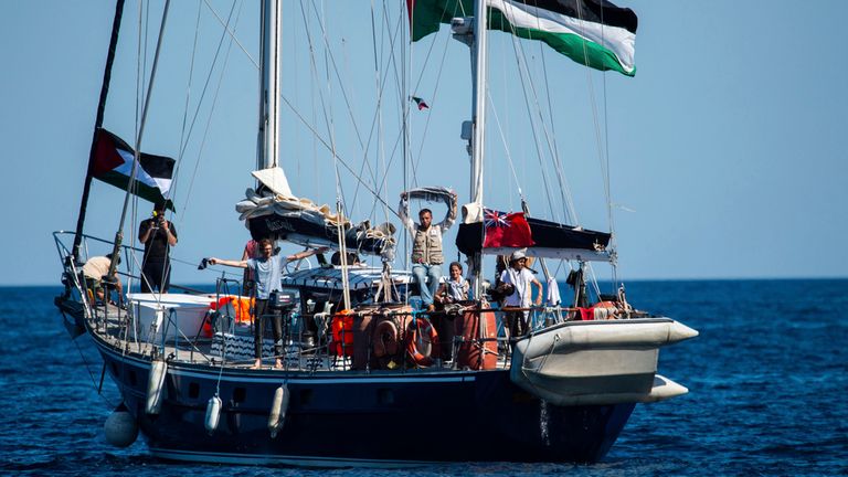 Aktivisté koalice Freedom Flotilla nastupují na loď Madleen, před nastavením plachty do Gazy, odcházející z sicilského přístavu v Catanii, Itálie, neděle 1. června 2025. (AP Photo/Salvatore Cavalli)