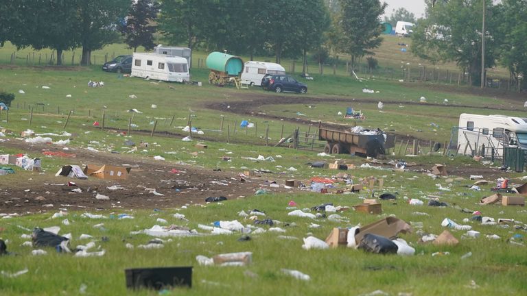 Poslední návštěvníci zůstávají na polích rozptýleni odpadky na konci veletrhu Appleby Horse, každoroční shromáždění cestovního komiku