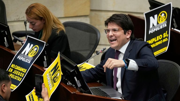 Opoziční senátor Miguel Uribe, správně, diskutuje o návrhu referendu o reformě práce v Bogotě v Kolumbii v úterý 13. května 2025. Obrázek: AP