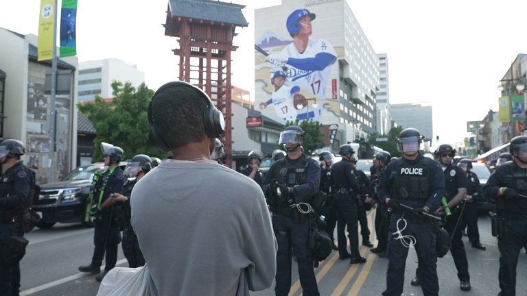 Protestující čelí LAPD před nástěnnou malbou baseballové hvězdy La Dodgers Shohei Ohtani