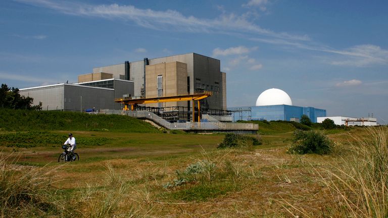Cyklista cestuje pryč od Sizewell A a B Power Stations v Suffolku