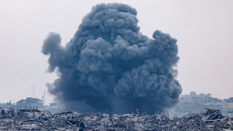 Po explozi stoupá kouř z Gazy. Pic: Reuters