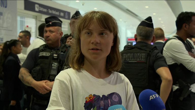 Greta Thunberg obviňuje Izrael z „nezákonného činu“ po deportaci do Paříže