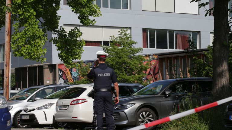 Policejní důstojník zavolá před budovu školy po střelbě Graz v Rakousku. Pic: Ap