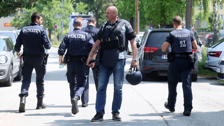 Policisté navštěvují scénu střelby ve škole v rakouském Grazu.  Pic: Ap