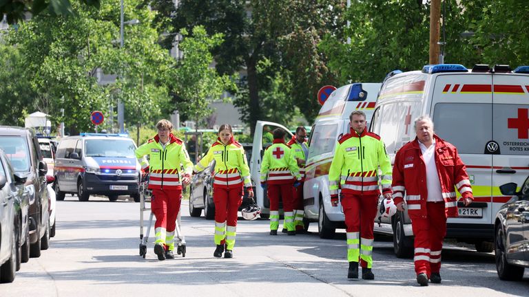 Personál záchranné služby se účastní scény střelby ve škole v Graz v Rakousku Obrázek: AP