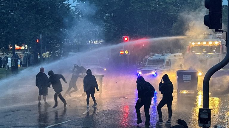 Policisté používají vodní dělo, protože protest vstoupí do druhé noci. Pic: Pa