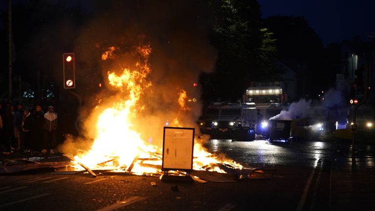 Protest vstoupil do své druhé noci, s ohněmi hořící na ulicích Ballymeny. Pic: Pa