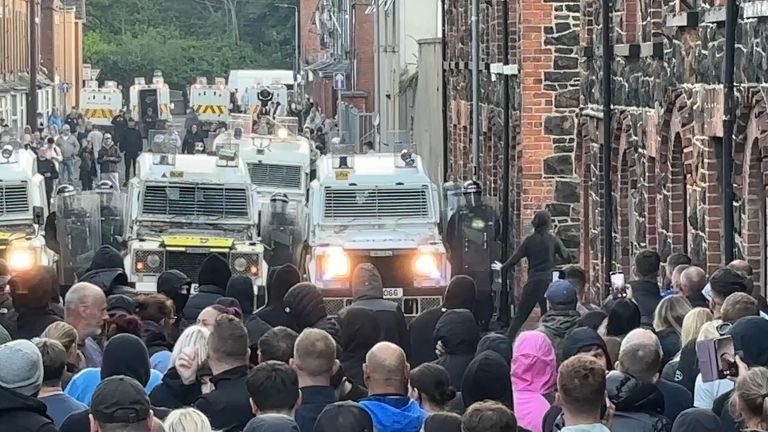 PSNI vozidla tvoří barikádu na Clonavon Terrace, Ballymena. Pic: Pa
