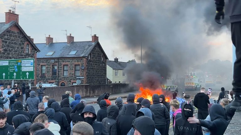 Během protestu se na obloze kouří. Pic: Pa
