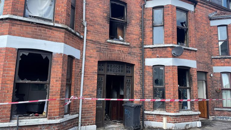 Poškozený majetek na Clonavon Terrace, Ballymena po protestu proti údajnému sexuálnímu napadení ve městě Co Antrim.  Pic: Pa
