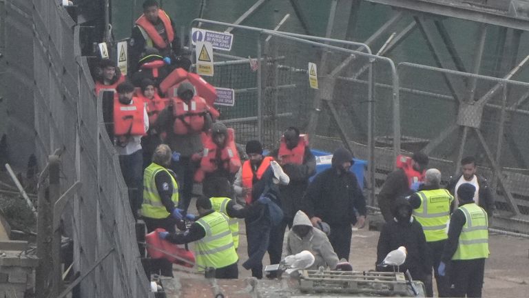 Migranti nosí životní bundy poté, co byli zachráněni z malých lodí v kanálu. Pic: Pa