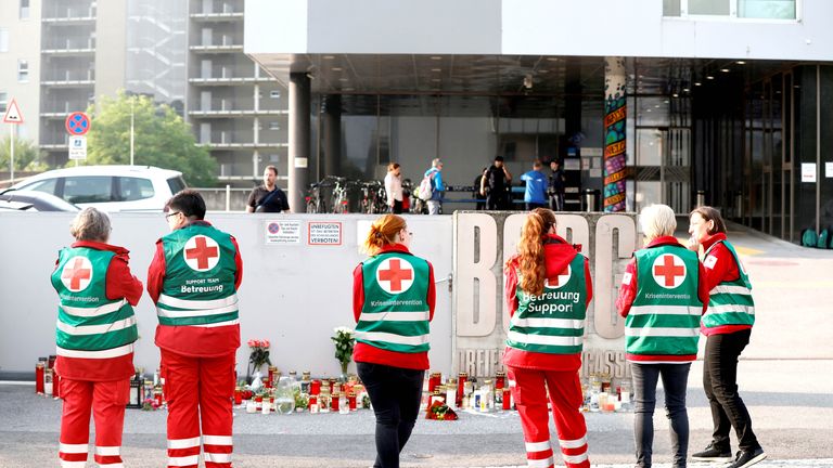 Pohotovostní personál stojí před místem smrtícího střelby na střední škole v Graz, Rakousko Pic: Reuters