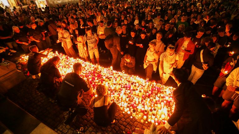 Lidé na hlavním náměstí v centru města zalehčete po smrtící střelbě ve škole v rakouském Grazu. Pic: Ap