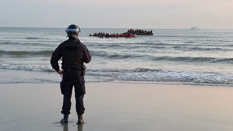 Francouzský policejní důstojník vypadá jako migranty ve Francii Dunkirk, připravte se na překročení anglického kanálu