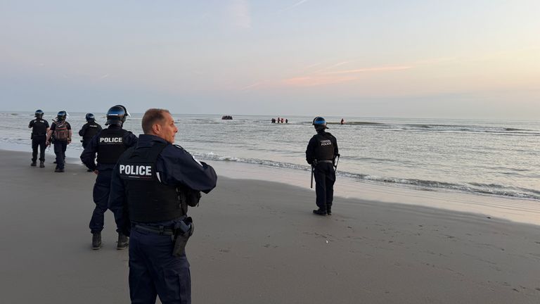 Francouzští policisté vypadají jako migranty ve Francii Dunkirk, připravují se na překročení anglického kanálu