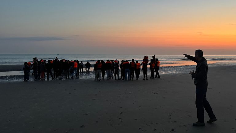 Alex Rossi ukazuje na migranty ve Francii Dunkirk a připravuje se na překročení anglického kanálu