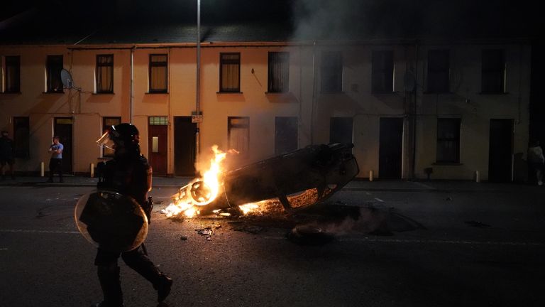 Policie reaguje na druhou noc násilí v Ballymeně, protože lidé se účastní protestu proti údajnému sexuálnímu napadení ve městě Co Antrim. Policie použila vodní dělo k rozptýlení protestujících zabývajících se vážnou poruchou na druhou noc v Ballymeně, protože na důstojníky byly hozeny ohňostroje a zdivo. Datum obrázku: Středa 11. června 2025.