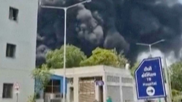 Kouř stoupá poté, co letadlo havarovalo v Ahmedabad, Gujarat State, Indie, čtvrtek 12. června 2025. (Mohan Nakum přes AP)