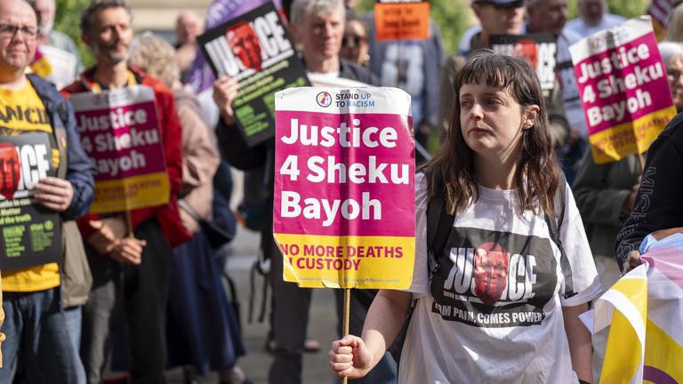 Příznivci Sheku Bayoh mimo hlavní dům v Edinburghu, před dvoudenním slyšením zaměřeným na spravedlnost chování a procedu