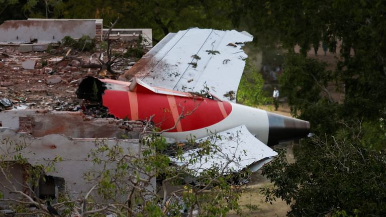 Ocas letadla Air India Boeing 787 Dreamliner, který se havaroval, je vidět uvíznut na budově. Pic: Reuters