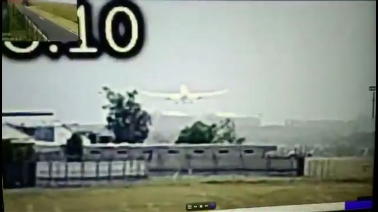 Záběry CCTV ukazují okamžik, kdy letadlo vázané na Gatwick havarovalo krátce po vzletu.