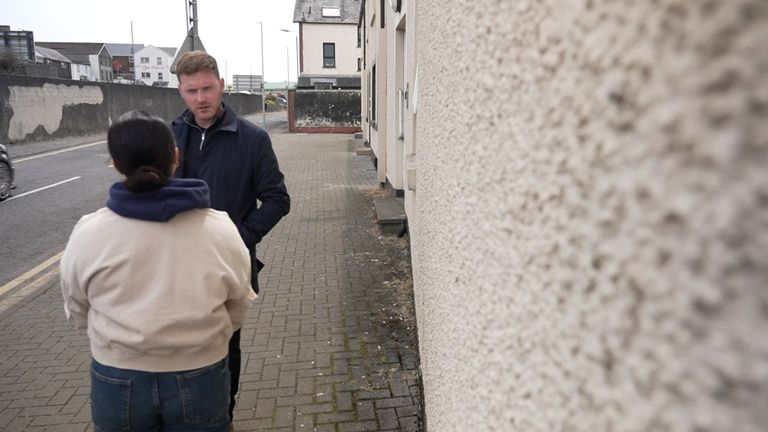 Imigrant z Bulharska, který žije v Ballymeně devět let, řekl Sky News, že se bojí jít po zádech k sobě násilí. 
