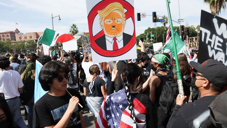 Lidé drží mexické vlajky během protestu proti Trumpovým politikám v LA. Pic: Reuters