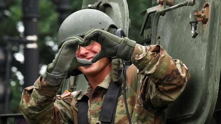 Voják si s rukama vytvoří symbol srdce. Pic: Reuters