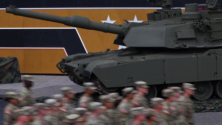 Tank a vojáci. Pic: Reuters