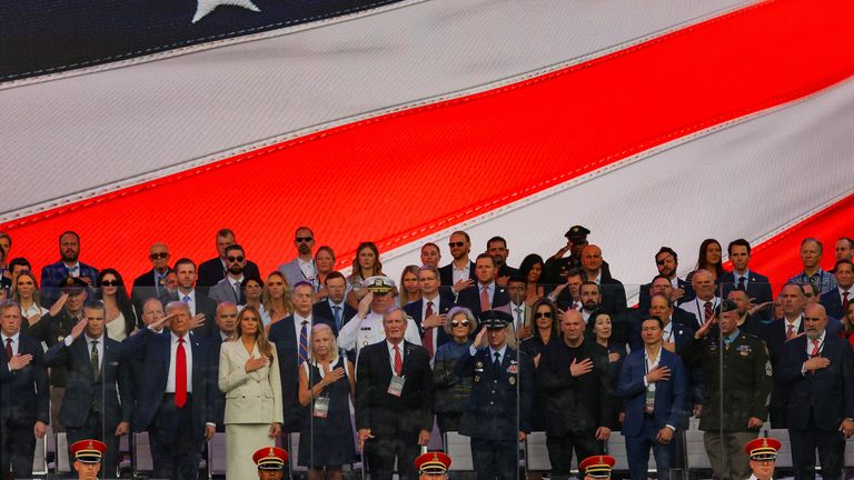 Donald Trump, Pete Hegseth a první dáma Melania Trump gesto, zatímco poslouchají hymnu. Pic: Reuters