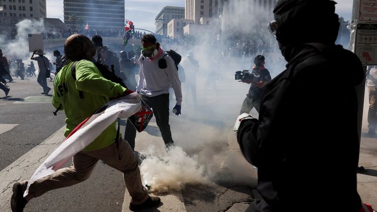 Lidé běží z slzného plynu v LA. Pic: Reuters