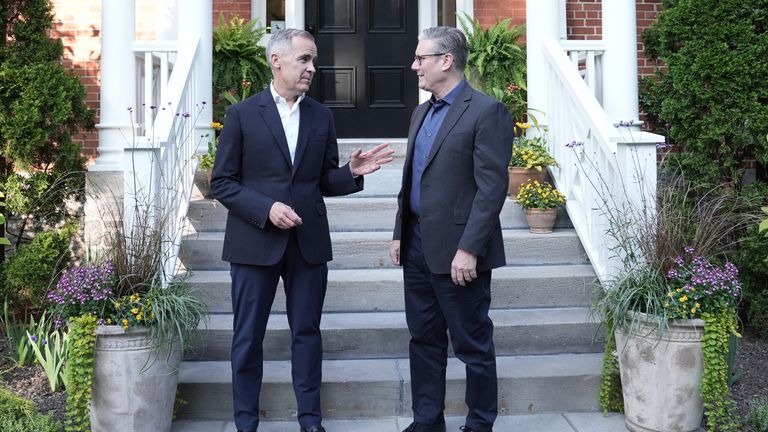 Předseda vlády Sir Keir Starmer (vpravo) přivítá premiér Kanady Mark Carney, když dorazí do Rideau Cottage v Ottawě