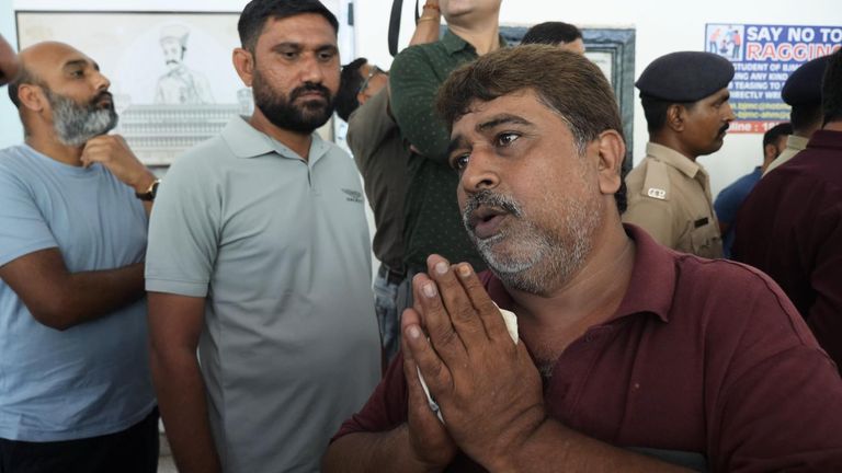 Rafiq Menon, který čeká na těla čtyř členů jeho rodiny