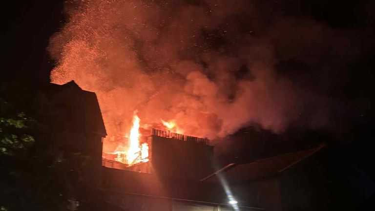 Oheň na rohu Scott Street a South Street v Perthu. Pic: Momchil Ivanov/PA