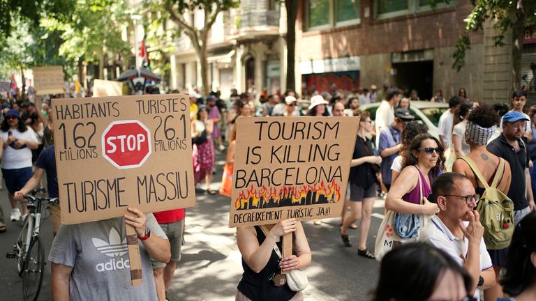 Lidé pochodují během protestu proti přestavování v Barceloně ve Španělsku. Pic: Ap