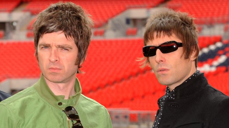Noel Gallagher (L) a Liam Gallagher (R) na stadionu Wembley v roce 2008. Bratři se vrátí ve Wembley pro jejich nadcházející koncerty.