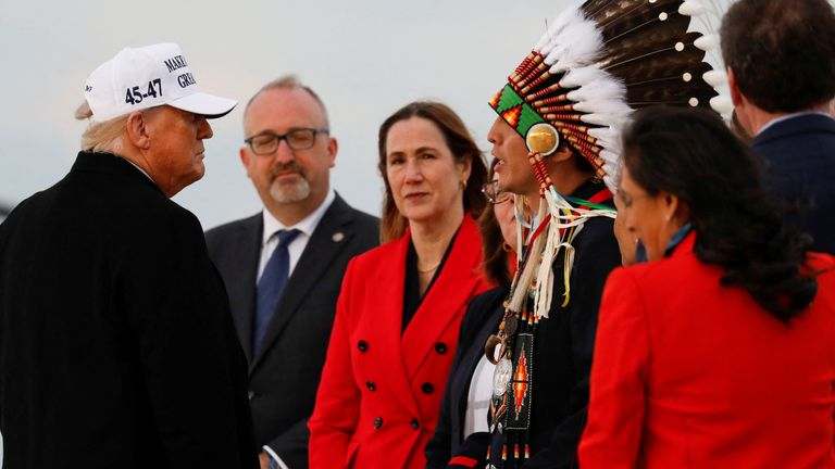 Pan Trump byl uvítán náčelníkem Stevenem Crowchildem, když odletěl do Calgary dříve. Pic: Reuters