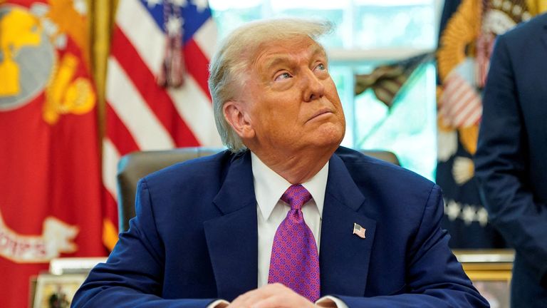 Americký prezident Donald Trump sedí v oválné kanceláři v Bílém domě ve Washingtonu, DC, USA, 10. června 2025. Reuters/Nathan Howard TPX 