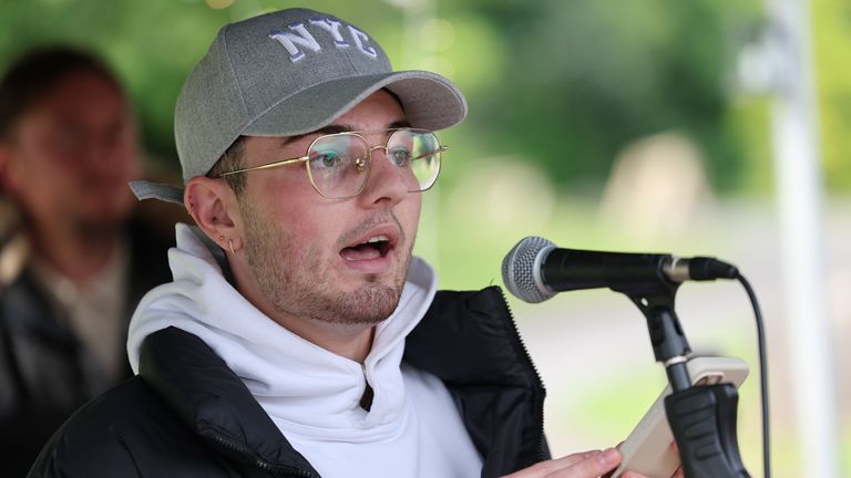 Bratr Cole Coopera Connor 21, mluvil ve vigilii v hotelu Glenskirlie v Banknocku, pro Cole, který chyběl déle než čtyři týdny