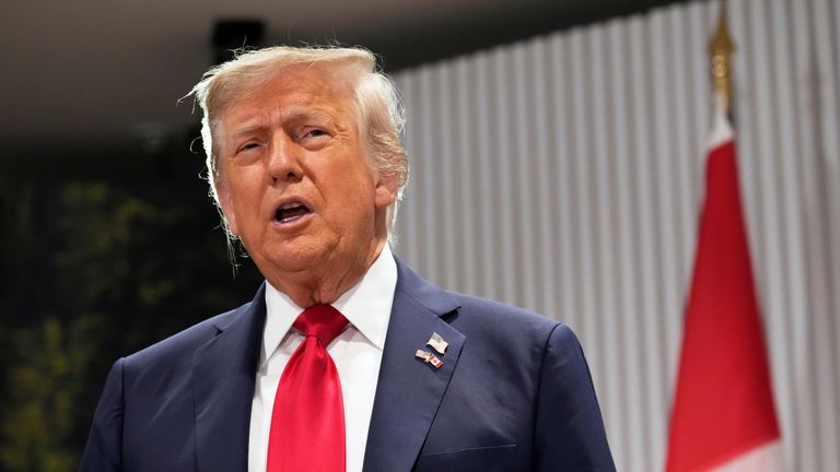 Prezident Donald Trump hovoří během setkání s kanadským premiérem Markem Carneym na okraji summitu G7, pondělí 16. června 2025 v Kananaskis v Kanadě. (AP Photo/Mark Schiefelbein)