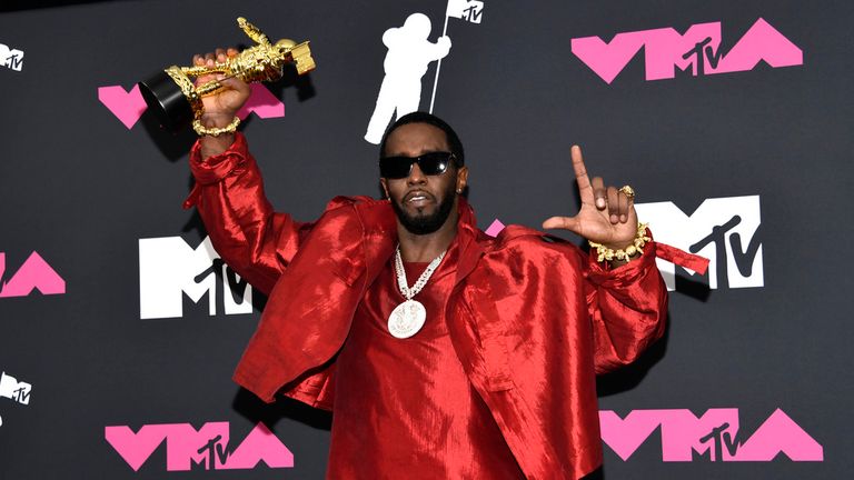Sean "Diddy" Combs, vítěz ceny Global Icon Award, představuje v tiskovém toomu na MTV Video Music Awards v úterý 12. září 2023 v Prudential Center v Newarku, NJ (Foto Evan Agostini/Invision/AP)