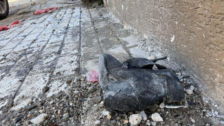 Trosky, včetně bot, byly hozeny přes ulici dopadem rakety