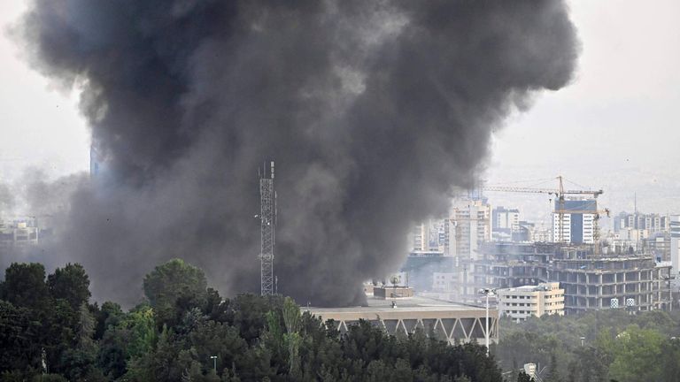 Černý kouř vloží z ústředí íránské státní televize v Teheránu. Pic: Kyodo přes AP