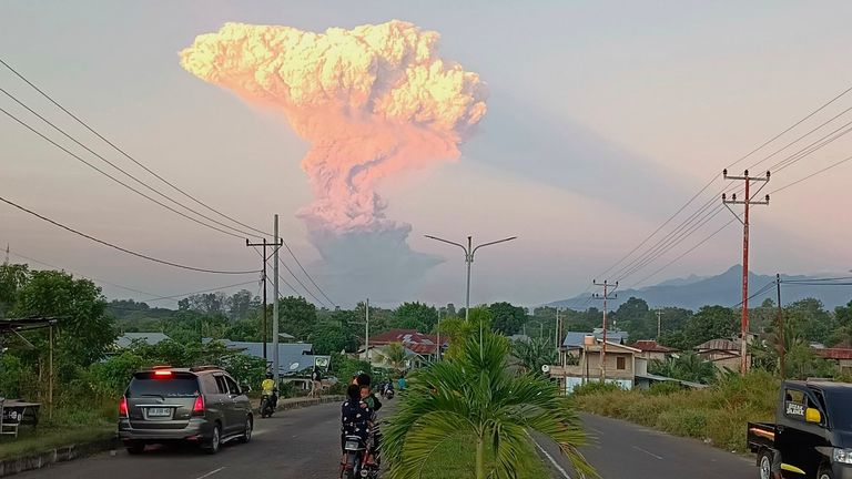 Lidé sledují, jak Mount Lewotobi Laki-Laki chrlí sopečné materiály do vzduchu během erupce, v Maumere, Indonésii, obrázek: AP