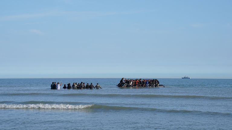 Francouzské úřady, které byly vidět na pláži ve Francii Gravelines, poté, co vystřelily slzný plyn na skupinu lidí považovaných za migranty. Datum obrázku: t