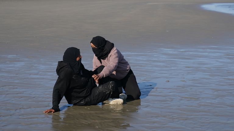 Lidé považovali za migranty na pláži ve Francii Gravelines