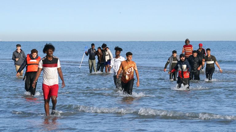 Lidé se domnívali, že jsou migranti brodí mořem, aby nastoupili na malou loď opouštějící pláž ve Francii Gravelines